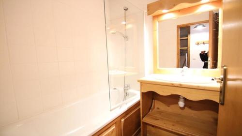une salle de bain avec un lavabo, une douche et un miroir dans l'établissement Résidence Dame Blanche - DBAC14 - APPT 2 CHAMBRES - BALCON - 6 PERSONNES - Secteur 1800 MAE-4221, à Narreyroux
