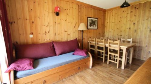 une chambre avec un lit, une table et des chaises dans l'établissement Résidence Dame Blanche - DBAC14 - APPT 2 CHAMBRES - BALCON - 6 PERSONNES - Secteur 1800 MAE-4221, à Narreyroux