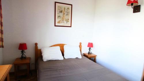- une chambre avec un lit et 2 lampes sur les tables dans l'établissement Résidence Dame Blanche - DBA106 - APPT 1 CHAMBRE + CABINE - BALCON - 6 PERSONNES MAE-4211, à Narreyroux