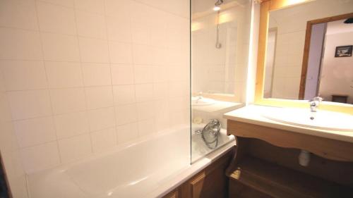 une salle de bain avec une baignoire, un lavabo et une douche dans l'établissement Résidence Dame Blanche - DBA106 - APPT 1 CHAMBRE + CABINE - BALCON - 6 PERSONNES MAE-4211, à Narreyroux