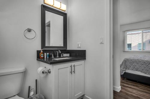 Katil atau katil-katil dalam bilik di Modern 2 Levels One-Bedroom Retreat in central Location in Hollywood