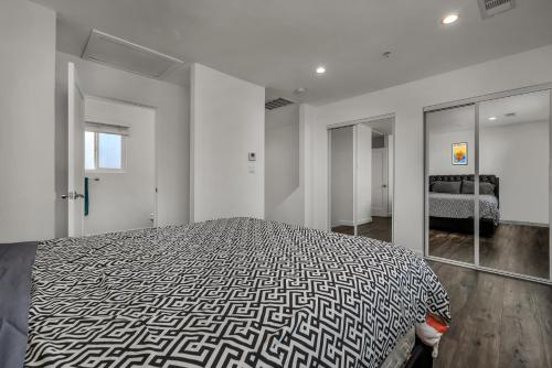 Katil atau katil-katil dalam bilik di Modern 2 Levels One-Bedroom Retreat in central Location in Hollywood