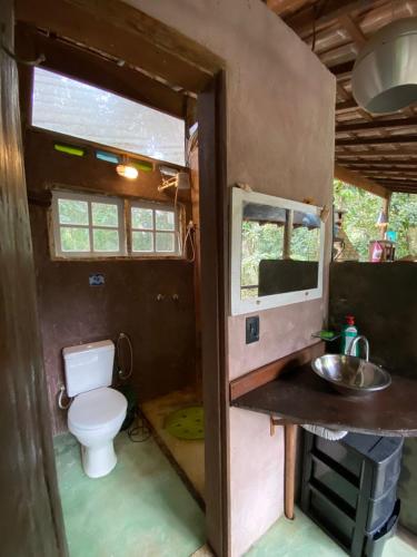 a bathroom with a toilet and a sink at Cabana do Tarzan na Praia de Parati Mirim in Paraty
