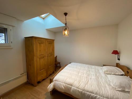 une chambre avec un lit et une lucarne dans l'établissement Appartement HYPERCENTRE Les Gets, aux Gets