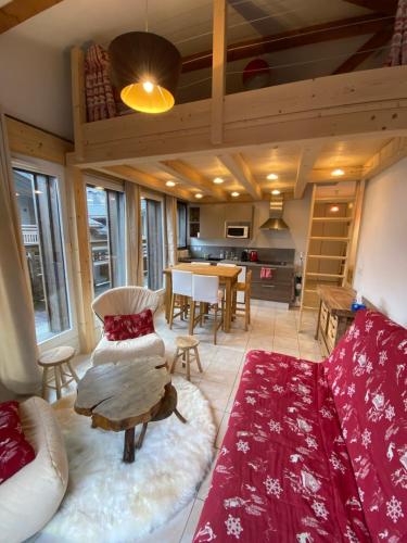 un salon avec un canapé et une table dans l'établissement Appartement HYPERCENTRE Les Gets, aux Gets