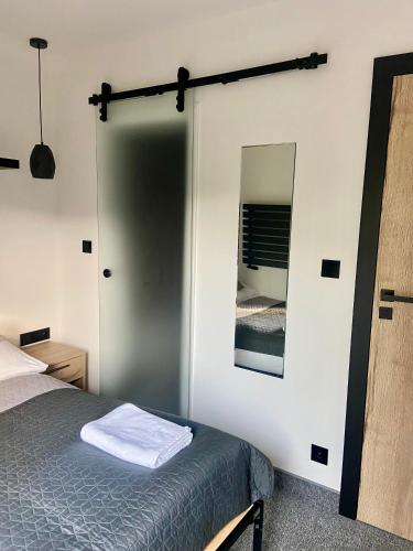 Ένα ή περισσότερα κρεβάτια σε δωμάτιο στο Villa Makuchówka