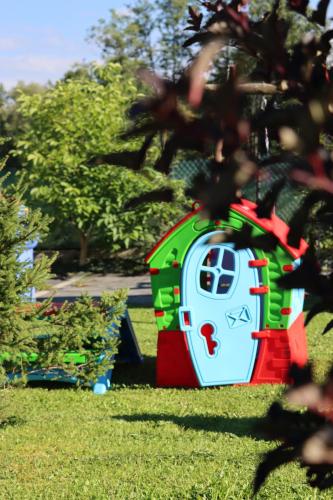 a colorful dog house in the grass at Domki w Białce pod Basenami, 50 m od term i wyciągów in Białka Tatrzanska