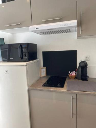 une cuisine avec un comptoir avec une cuisinière dans l'établissement La Pépite, à Montbéliard