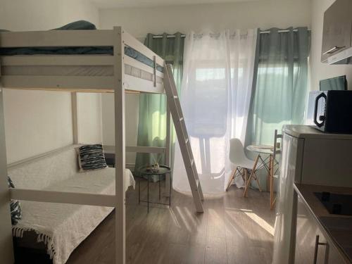 Cette petite chambre comprend des lits superposés et une cuisine. dans l'établissement La Pépite, à Montbéliard