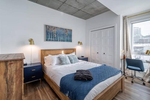 a bedroom with a bed and a desk and a window at 1CH - Rooftop pool - Kitchen - Smart TV - Gym - 750m QC in Quebec City