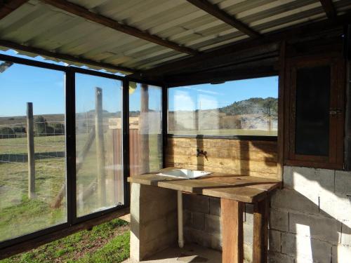 a room with a sink and windows with a view at Alquilo casa en las Sierras de Minas "VIEJO RANCHO" in Minas