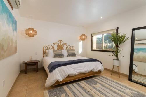 a bedroom with a large bed and a window at Villa Oceano in Potrero