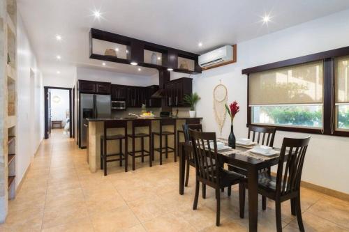 a kitchen and dining room with a table and chairs at Villa Oceano in Potrero