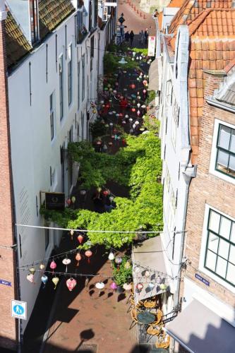an overhead view of a courtyard with plants and flowers at Anno 1706 apartments in Middelburg