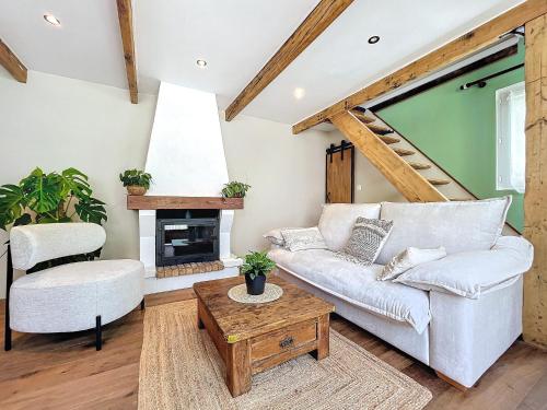 un salon avec un canapé et une cheminée dans l'établissement Maison avec jacuzzi et terrasse, à Pontault-Combault