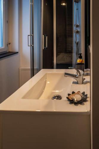 La salle de bains est pourvue d'un lavabo et d'un miroir. dans l'établissement Les Guillemots, au Tréport