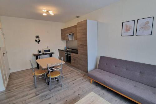 un salon avec un canapé et une table dans l'établissement Les Guillemots, au Tréport