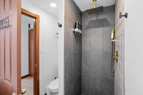 Koupelna v ubytování Renovated 5BR 2BA AC Quiet Retreat Home