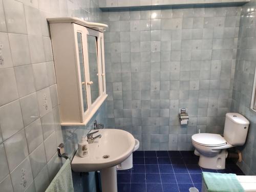 Ένα μπάνιο στο Apartamento con enorme terraza