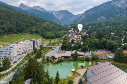 una vista aerea di una città in montagna di La Casa di Camus - Happy Rentals a Bardonecchia