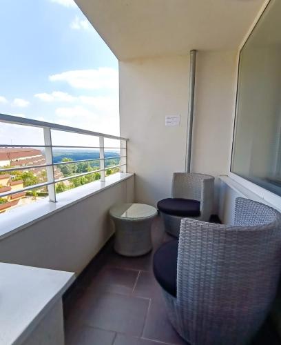 Ruang duduk di Modern flat, balcony, garage