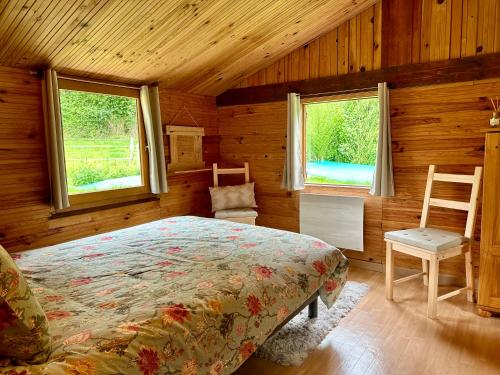 Ένα ή περισσότερα κρεβάτια σε δωμάτιο στο Chalet de la Prairie - Terrain privé - Bain Nordique