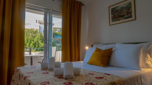 Ένα ή περισσότερα κρεβάτια σε δωμάτιο στο Palm beach apartments