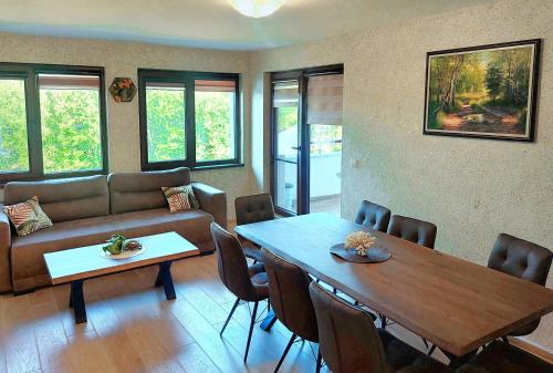 Posezení v ubytování Forest View Apartment