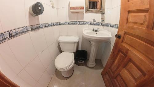 Bilik mandi di Hosteria Rio Verde