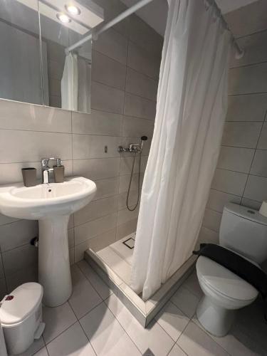 Et badeværelse på Supreme City Heart Suites