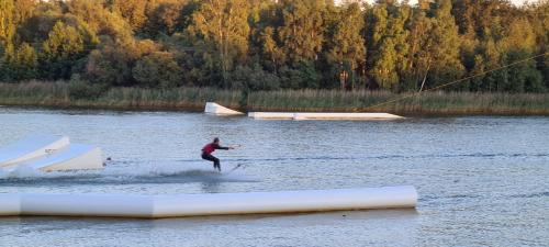 a man is water skiing on a lake at B&B De Vretberg in Enschede