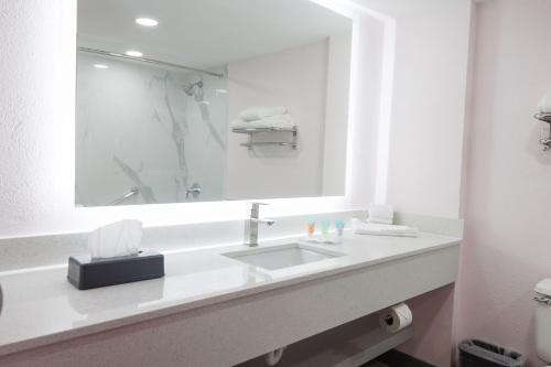 B&B Hotel Miami Airport Image