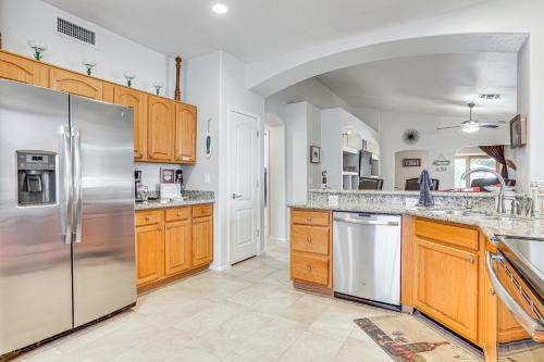 Una cocina o zona de cocina en 3 Mi to Golfing Peoria Home with Pool and Yard