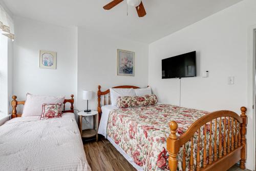 a bedroom with a bed and a tv on the wall at Peaceful & spacious family home near Carytown fully fenced in Richmond