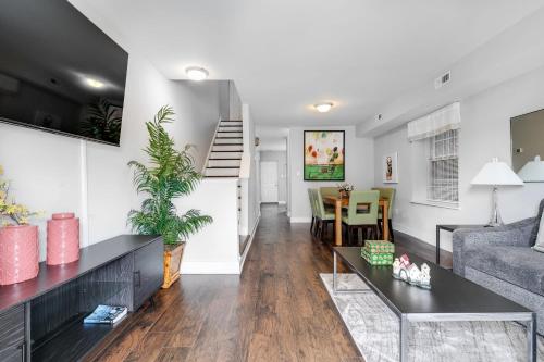 un soggiorno con un divano e un tavolo di Cozy spacious family home near Carytown fully fenced a Richmond