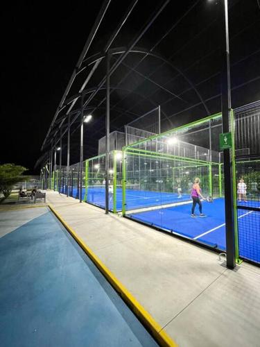 Tenis a/nebo squash v ubytování Disfruta de las montañas de Merida nebo okolí