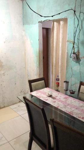 a dining room with a glass table and chairs at Lkmyhouse in Mauá