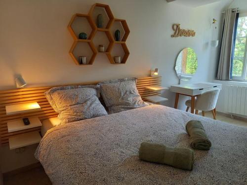 une chambre avec un grand lit avec un miroir au mur dans l'établissement Les Vues de Lily - Dijon, à Dijon