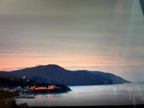 a view of a large body of water at sunset at Motel Belvedere in Saint-Siméon