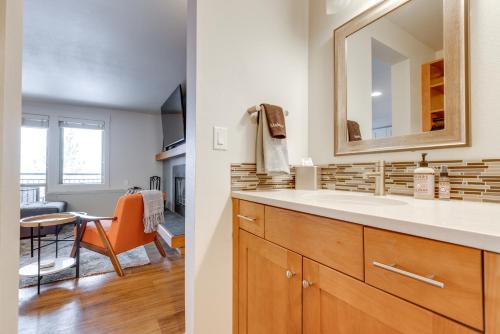 un baño con lavabo y espejo en Walkable Luxury Condo at Bends 7th Mtn Resort, en Bend