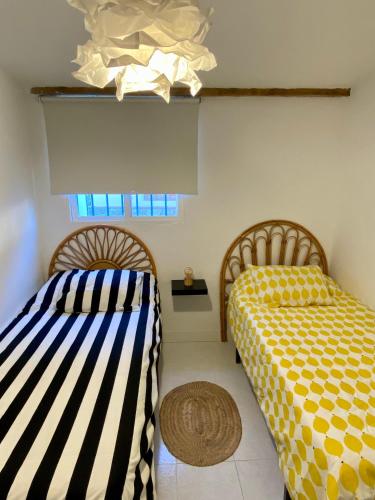 two beds sitting next to each other in a room at Casa Rural La Yeguada in Malcocinado