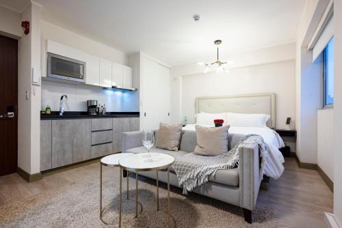 a bedroom with a bed and a couch and a table at Connect Studios by Vibrant in Lima