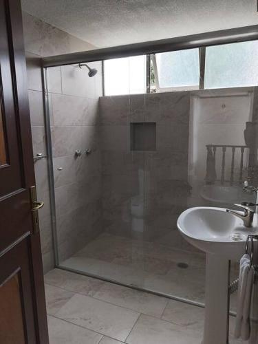 a bathroom with a shower and a sink at Hermosa casa grande en San Manuel in El Gallinero