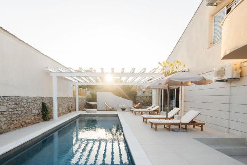 ムルテルにあるLuxurious Villa Ksenia with Pool Murterの家の隣のパーゴラ付きスイミングプール
