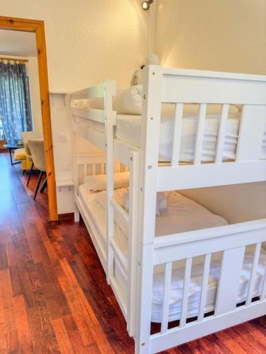 two white bunk beds in a room at Barthe Holidays I Acogedor estudio en El Tarter 4PAX I Rústico, Vistas al valle, Parking I Esquirol in El Tarter