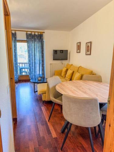 a living room with a table and a couch at Barthe Holidays I Acogedor estudio en El Tarter 4PAX I Rústico, Vistas al valle, Parking I Esquirol in El Tarter
