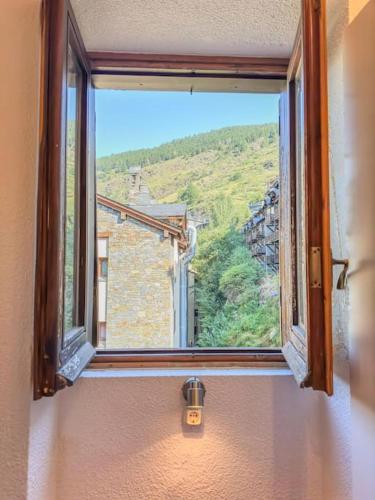 an open window with a view of a mountain at Barthe Holidays I Acogedor estudio en El Tarter 4PAX I Rústico, Vistas al valle, Parking I Esquirol in El Tarter