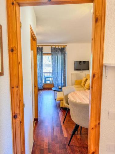 a bedroom with a bed and a couch in a room at Barthe Holidays I Acogedor estudio en El Tarter 4PAX I Rústico, Vistas al valle, Parking I Esquirol in El Tarter