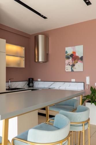 Una cocina o zona de cocina en Domi Luxury beach view apartments in Saranda
