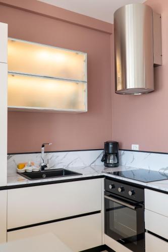 Una cocina o zona de cocina en Domi Luxury beach view apartments in Saranda